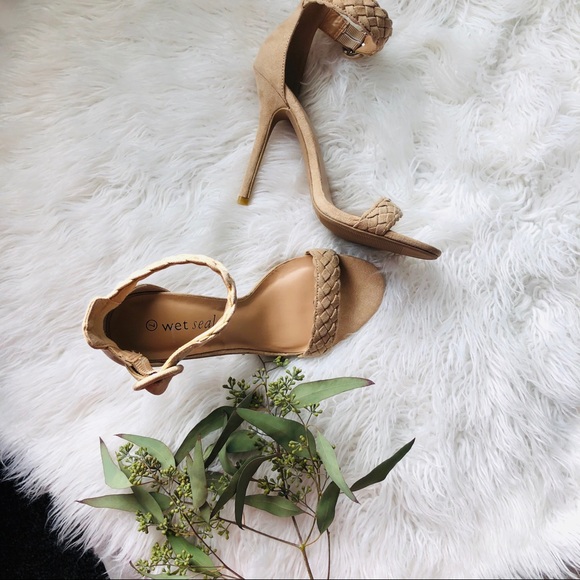 Cream color sandals wet seal size 7. Like new. - Picture 6 of 7